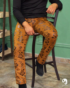 PANTALON EXOTICO GAMUZA FLORES CAFE