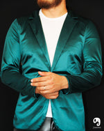 Cargar imagen en el visor de la galería, BLAZER SOLAPA V EXOTICO LISO SATINADO VERDE ESMERALDA

