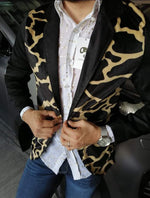 Cargar imagen en el visor de la galería, BLAZER SOLAPA V  ESTAMPADO TERCIOPELO ANIMAL PRIN JIRAFA

