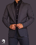 Cargar imagen en el visor de la galería, BLAZER SOLAPA V CASUAL NEGRO CON ROMBOS EN GRIS
