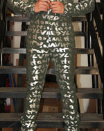 Cargar imagen en el visor de la galería, PANTALÓN EXOTICO VERDE OLIVO CON LETRAS PLATEADAS
