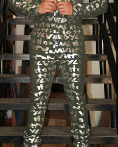 PANTALÓN EXOTICO VERDE OLIVO CON LETRAS PLATEADAS