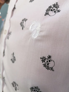 CAMISA MANGA LARGA ESTAMPADO BLANCA CALAVERAS