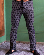 Cargar imagen en el visor de la galería, PANTALÓN EXOTICO GRIS CON FLORES EN NEGRO
