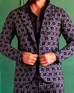 Cargar imagen en el visor de la galería, BLAZER SOLAPA V EXOTICO GRIS CON FLORES EN NEGRO
