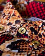 Cargar imagen en el visor de la galería, CAMISA MANGA LARGA ESTAMPADO BEIGE VIVORA ROJA
