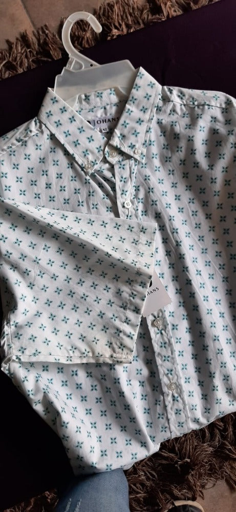CAMISA MANGA CORTA ESTAMPADA BLANCA CON CRUCES AZULES