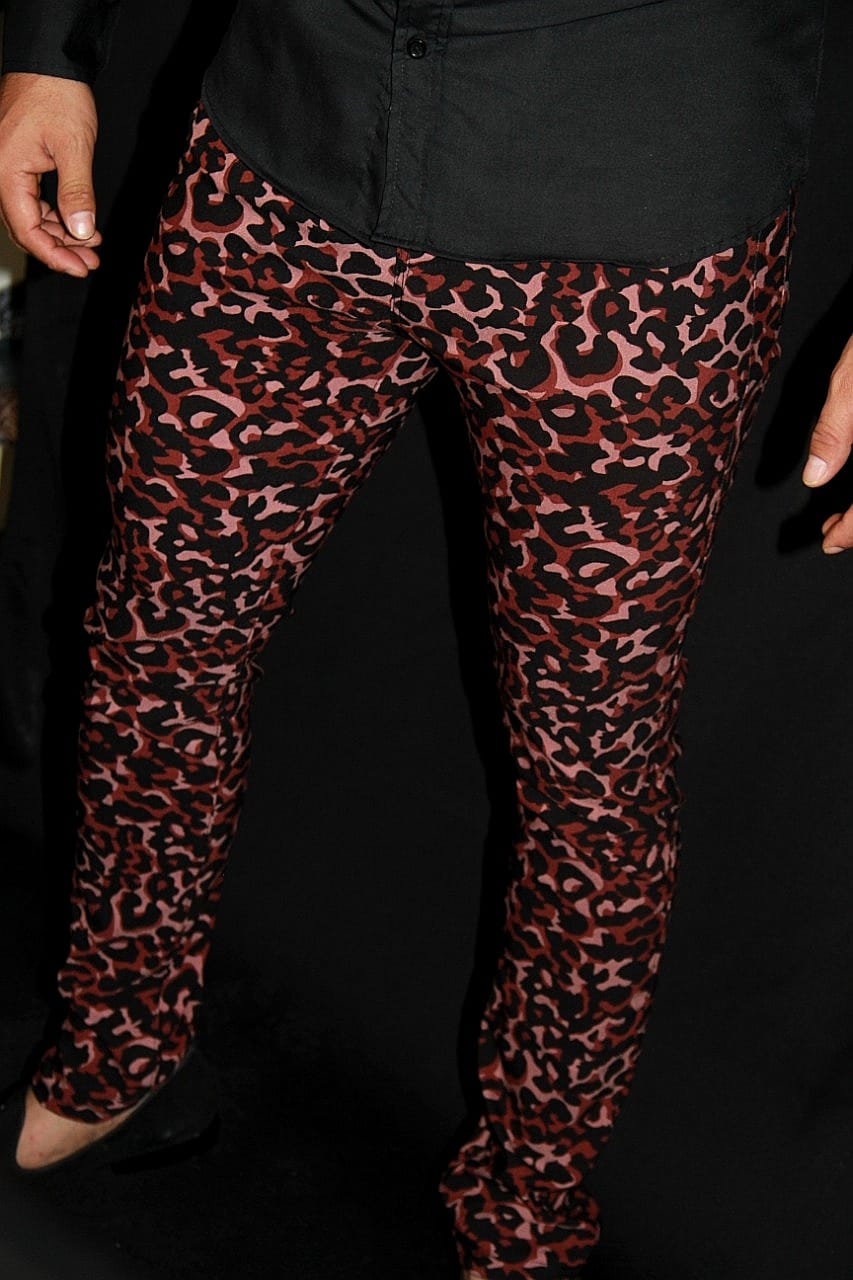 PANTALÓN EXOTICO CON DISEÑO DE LEOPARDO ROSA