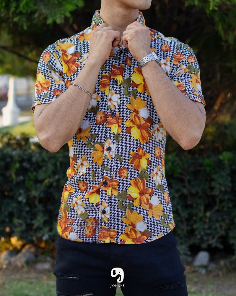 CAMISA MANGA CORTA ESTAMPADA PIXELES Y FLORES AMARILLAS