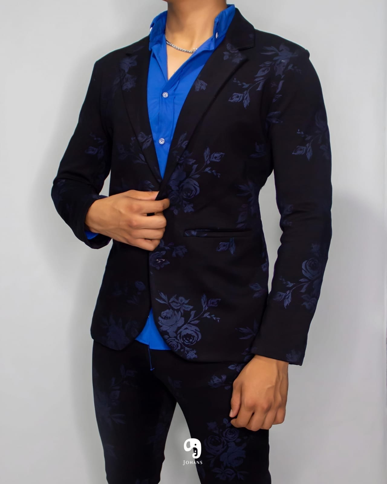 BLAZER SOLAPA V EXOTICO NEGRO CON FLORES EN AZUL MARINO
