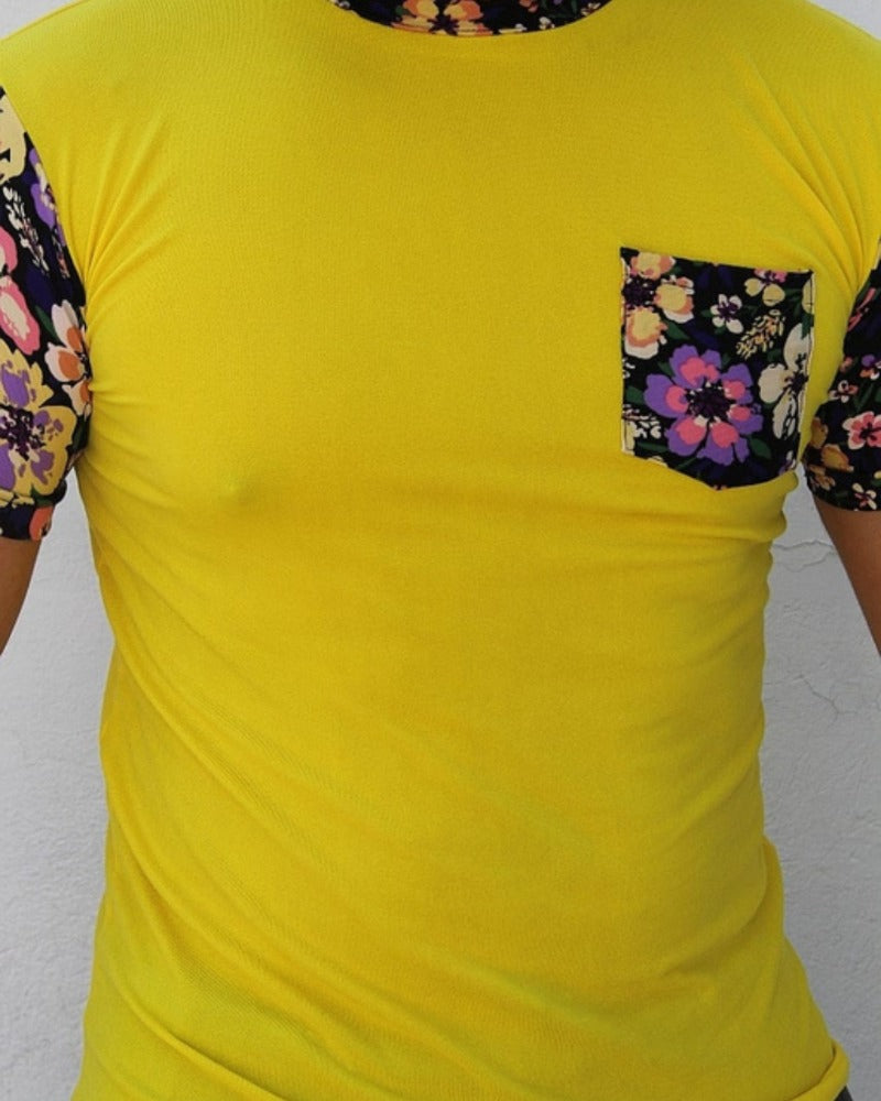 PLAYERA CUELLO REDONDO ESTAMPADO EN BOLSA MANGA Y CUELLO DE FLORES MORADAS