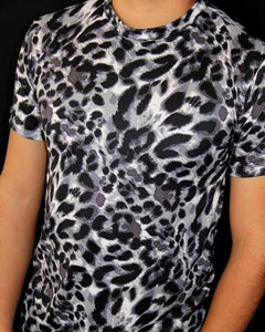 PLAYERA CUELLO REDONDO ESTAMPADO  ANIMAL PRINT GRIS
