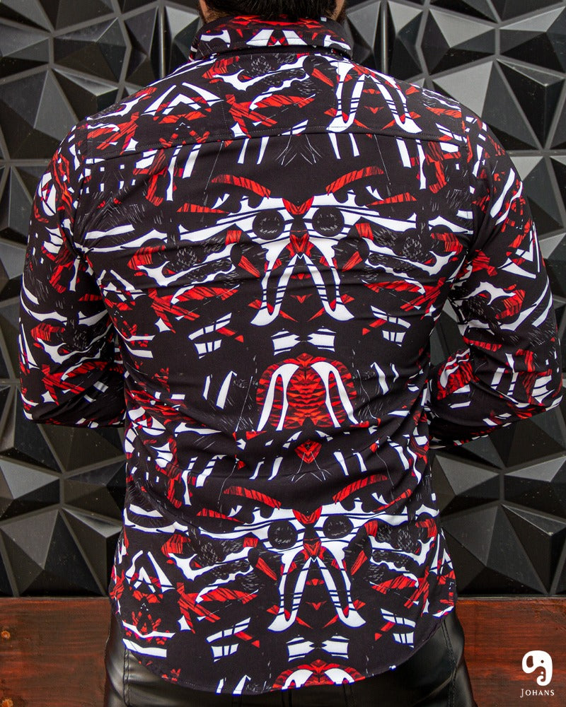 CAMISA MANGA LARGA ESTAMPADO NEGRA CARAS BLANCO Y  ROJO