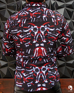 CAMISA MANGA LARGA ESTAMPADO NEGRA CARAS BLANCO Y  ROJO