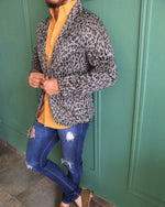 Cargar imagen en el visor de la galería, BLAZER SOLAPA V EXOTICO ANIMAL PRINT GRIS MANCHAS AMARILLAS
