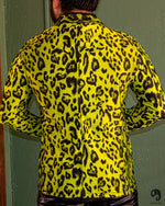 Cargar imagen en el visor de la galería, BLAZER SOLAPA V EXOTICO ANIMAL PRINT VERDE NEON CON NEGRO
