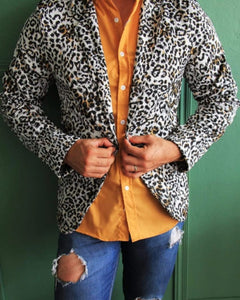 BLAZER SOLAPA V EXOTICO ANIMAL PRINT BLANCO CON NEGRO Y MANCHAS MOSTAZA