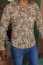Cargar imagen en el visor de la galería, CAMISA MANGA LARGA ESTAMPADO LEOPARDO CON ORQUÍDEA FONDO CREMA
