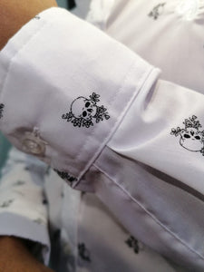 CAMISA MANGA LARGA ESTAMPADO BLANCA CALAVERAS