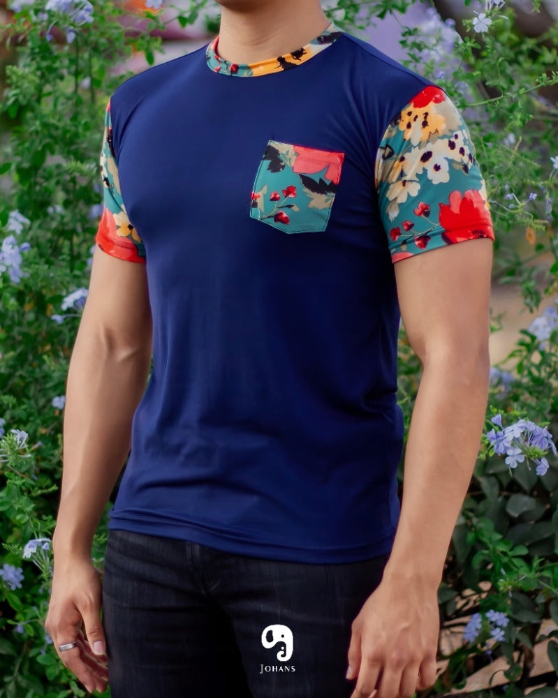 PLAYERA CUELLO REDONDO ESTAMPADA EN MANGA PUÑO Y BOLSA  FLOR NARANJA
