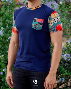 PLAYERA CUELLO REDONDO ESTAMPADA EN MANGA PUÑO Y BOLSA  FLOR NARANJA