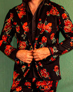 Cargar imagen en el visor de la galería, BLAZER SOLAPA V EXOTICO NEGRO CON FLORES ROJAS CON DORADO
